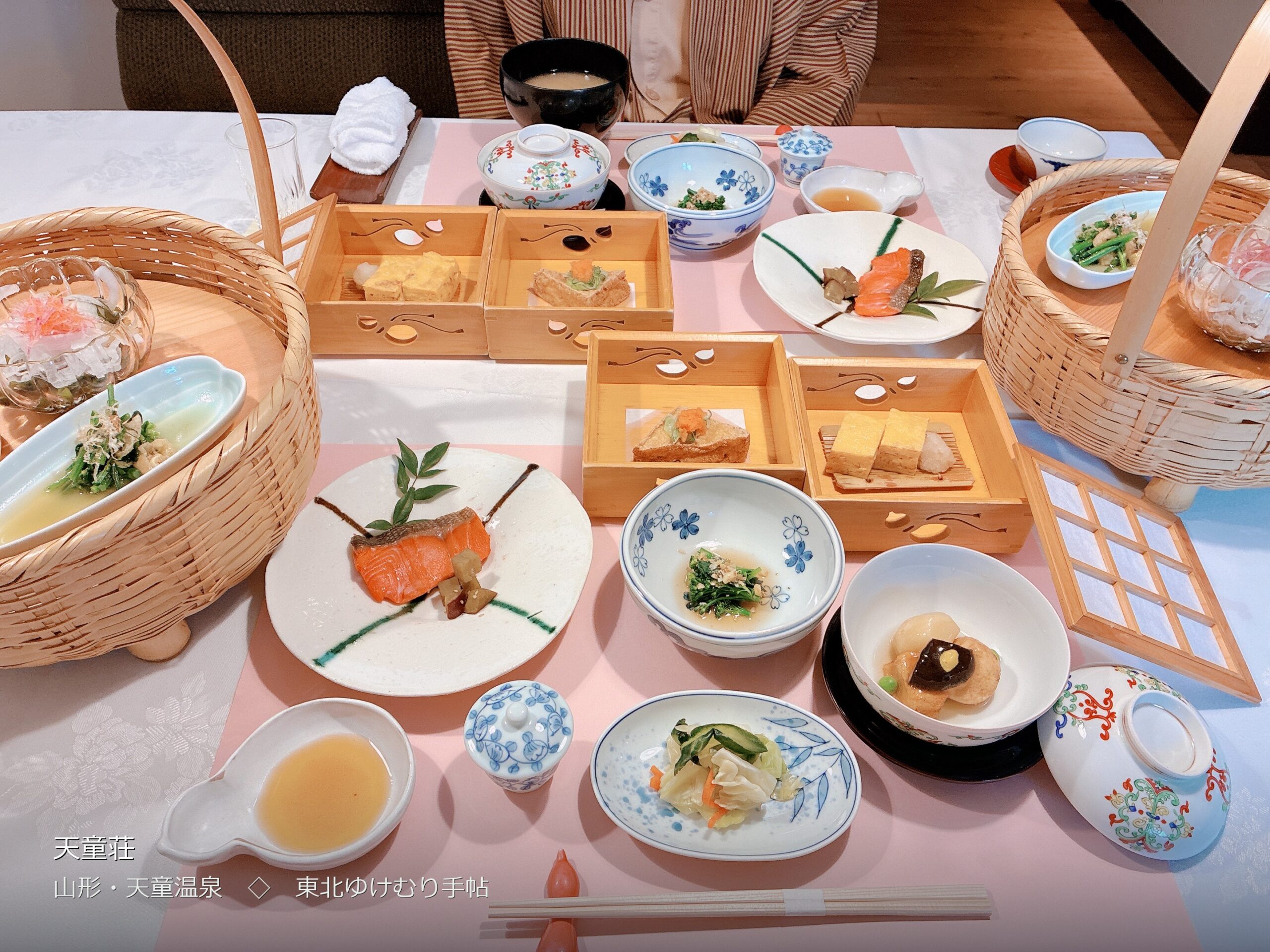 天童荘の朝食。籠盛りと焼き鮭（撮影: machi）
