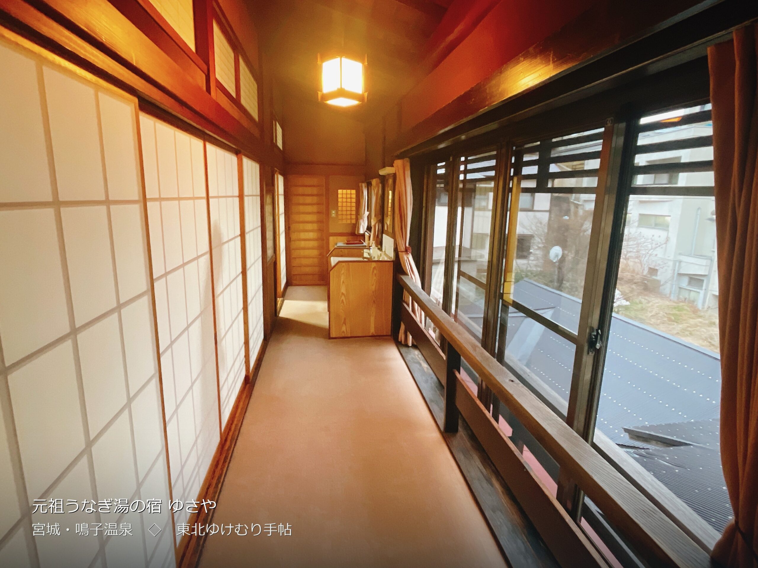 ゆさや旅館の館内の廊下。障子と格子、吊り行灯